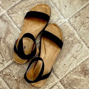 Dream Pairs size 9 sandals with black straps. Velvety soft sole